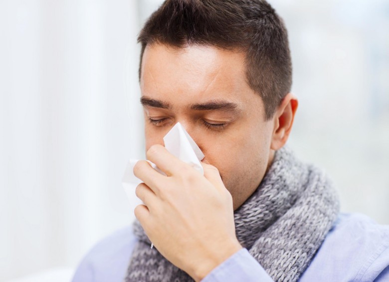 Taparse con un brazo al estornudar y llevar tapabocas cuando hay síntomas, otras recomendaciones. FOTO COLPRENSA