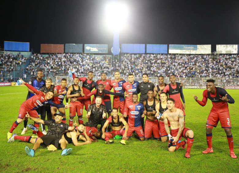 Así celebró el Medellín su permanencia en la Copa Libertadores en territorio argentino y en una cancha pesada. FOTO efe