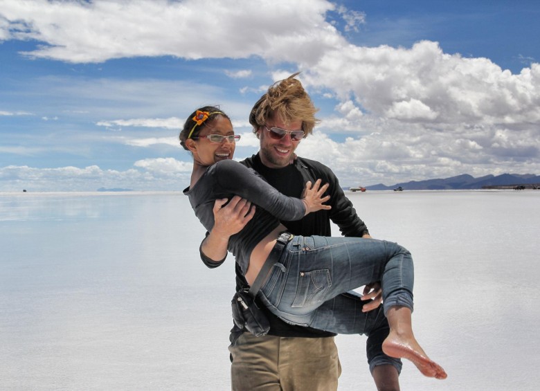 Valentina y Jesper en el salar de Uyuni, Bolivia. Sus experiencias en: @1PocoDeSur.