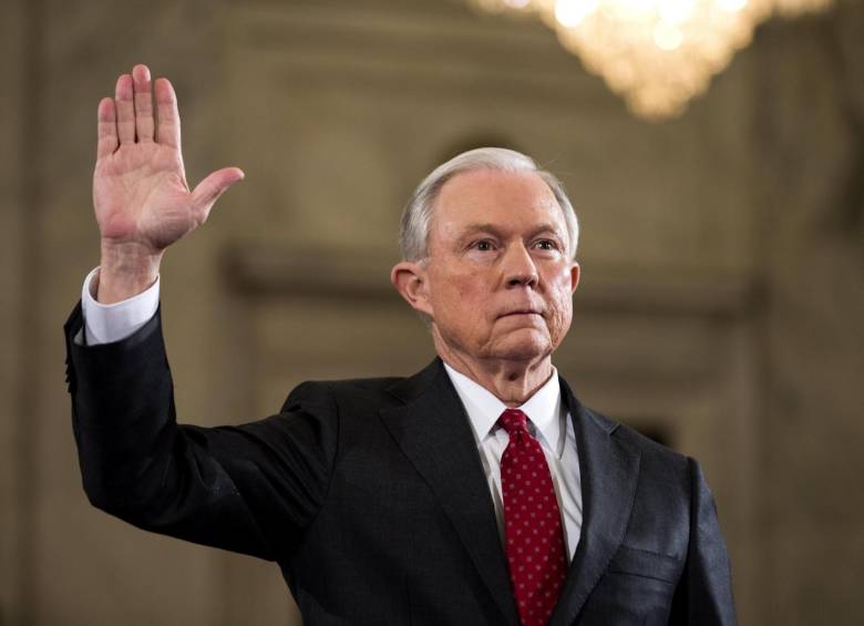 Jeff Sessions, fiscal general de EE. UU., tuvo cercanía con Vladimir Putin antes de asumir como funcionario. Las dudas sobre su independencia con Moscú son antiguas. FOTO efe