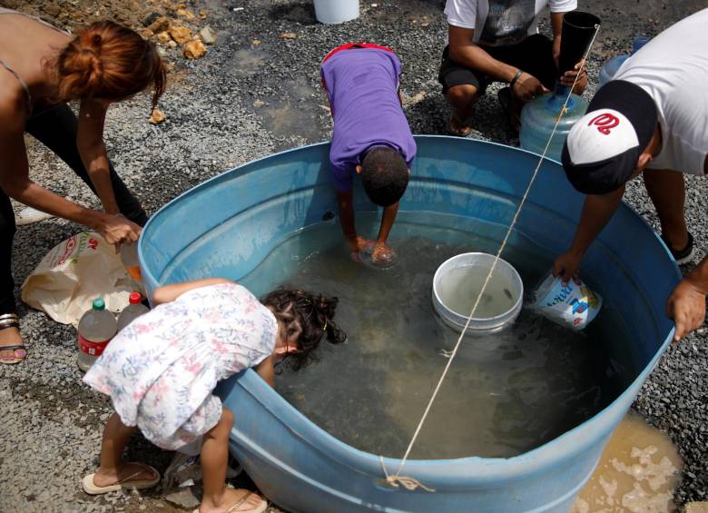 El deterioro de la red eléctrica por el paso del huracán Irma dejó también sin agua potable a millones de personas en Puerto Rico. FOTO: Reuters 