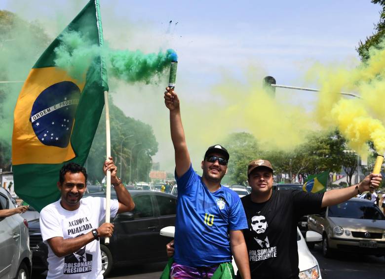 Los partidarios del candidato presidencial de extrema derecha de Brasil, Jair Bolsonaro, participan en un mitin de campaña en Brasilia este 6 de octubre de 2018, en la víspera de la elección general. Foto AFP