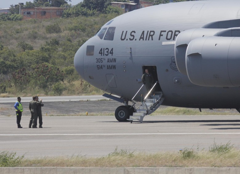 El primero de los aviones de la Fuerza Aérea de Estados Unidos llegó este sábado al mediodía a Cúcuta procedente de una base en el estado de Florida. FOTO Mario Franco