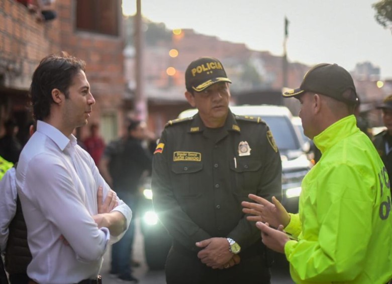 El alcalde Daniel Quintero y el general Eliécer Camacho, comandante de la Policía Metropolitana del Valle de Aburrá, estuvieron al frente del operativo de este jueves en la comuna 13. FOTO CORTESÍA ALCALDÍA DE MEDELLÍN