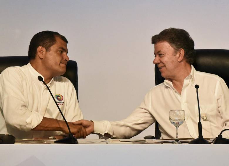 Los gabinetes de Colombia y Ecuador se reunieron ayer en el centro de eventos Valle del Pacífico, en la ciudad de Cali. Al presidente Santos lo acompañaron los ministros de Defensa, Educación, Minas, Comercio y Cultura. FOTO afp