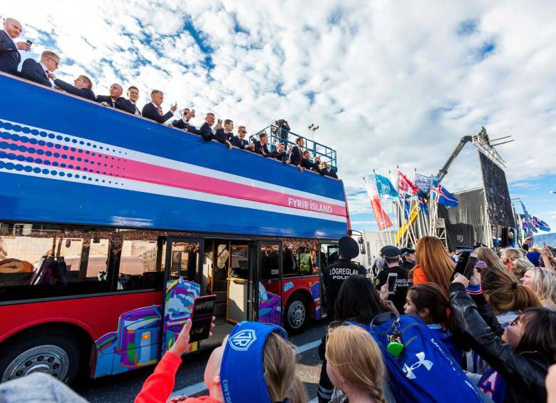 Este fue el bus en donde se movilizaron los jugadores de la selección de Islandia para el homenaje. FOTO AFP