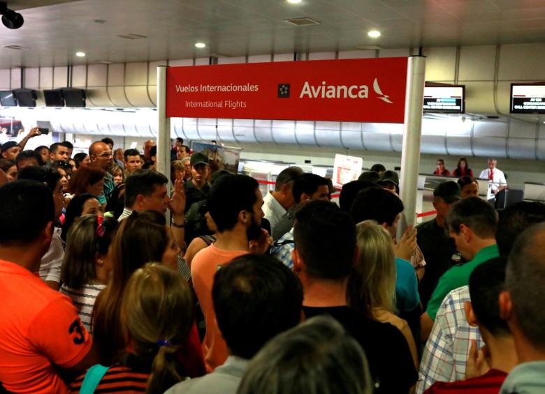 A pesar de las medidas de la autoridad aeronáutica venezolana, Avianca busca alternativas de solución para pasajeros de ese país que tenían reservas hasta el próximo 16 de agosto. FOTO reuters