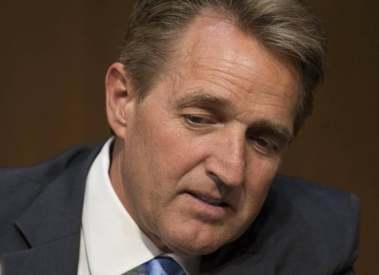 Flake, senador republicano de Arizona, aseguró que cada vez es mayor el rechazo a Trump entre la bancada conservadora. FOTO EFE