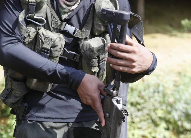 Miembro del Eln durante la entrega de cuatro integrantes de la Fuerza pública y dos civiles que habían sido secuestrados. FOTO: MANUEL SALDARRIAGA QUINTERO.
