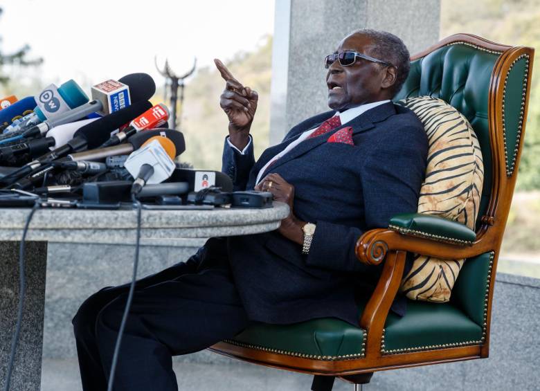 Mugabe en julio de 2018 en una conferencia de prensa sorpresa que realizó en su residencia antes de unas elecciones. FOTO AFP