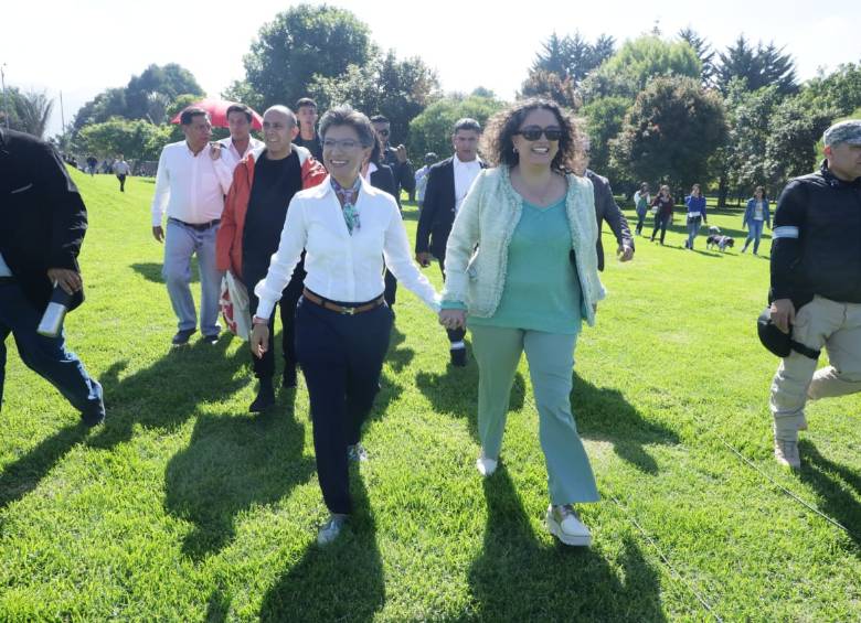 La alcaldesa Claudia López llegó al Parque Simón Bolívar de la mano de su esposa Angélica Lozano. Foto: Cortesía