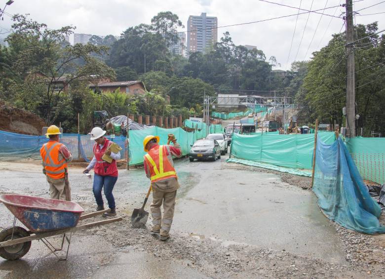 La zona de las obras en la transversal Superior con la calle 10. Durante la ejecución de los trabajos se han presentado algunas dificultades de movilidad para los usuarios de estas vías. FOTO mario valencia