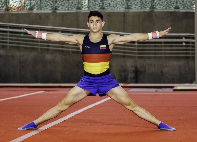 José Manuel Martínez, figura suramericana. Con su mamá Olga Lucía y sus hermanos Luis Mario y Andrés. FOTOs Cortesía LaG y Familia 
