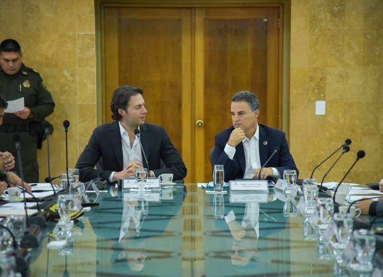Los gobernantes recién posesionados realizaron el primer consejo de seguridad de sus administraciones. FOTO CORTESÍA ALCALDÍA DE MEDELLÍN
