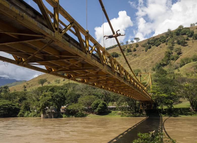 “Robocop”, como lo llaman algunos vecinos y habitante del corregimiento, se lanza desde las vigas del puente de Bolombolo (en el Suroeste) hacia el río Cauca. FOTO edwin bustamante