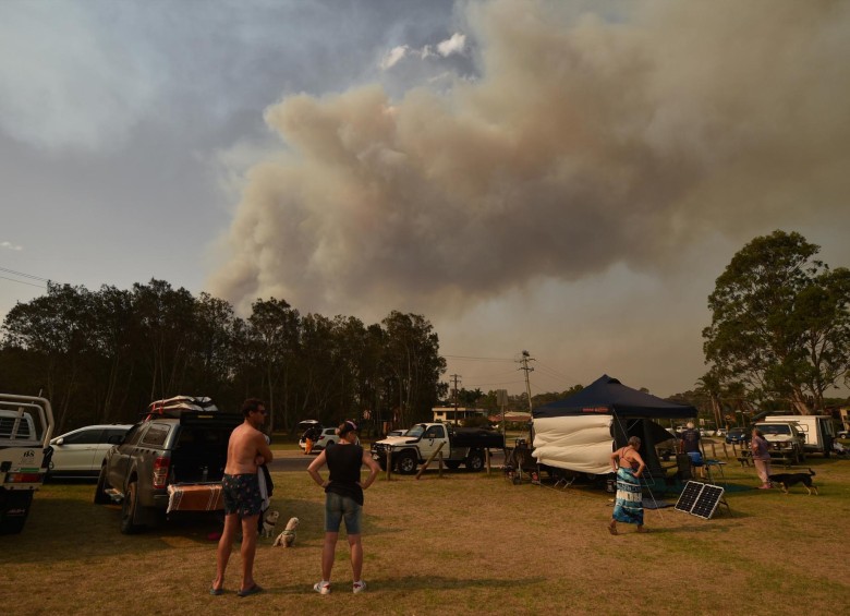 Miles de australianos que tuvieron que dejar sus casas por los incendios se encuentran atrapados en campamentos improvisados en campos de golf o playas, convirtiéndose así en refugiados en su propio país. FOTO AFP
