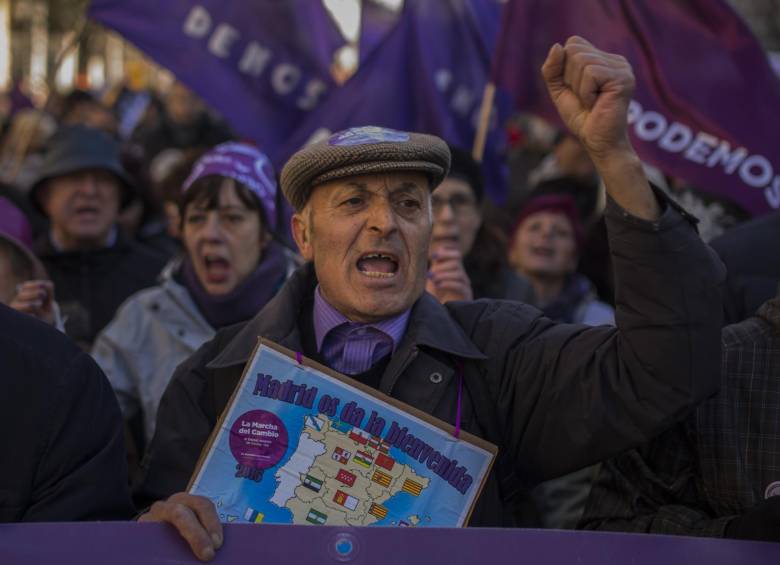 Miles de personas salieron a pedir un cambio en la política de España. FOTO AP.