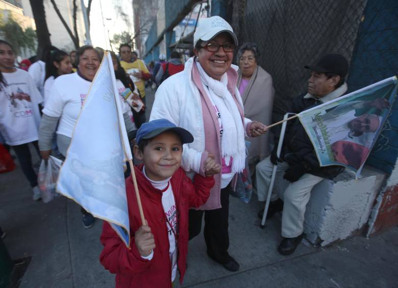 Los mexicanos desde muy temprano llegaron a El Zócalo para esperar al Papa Francisco. Foto afp