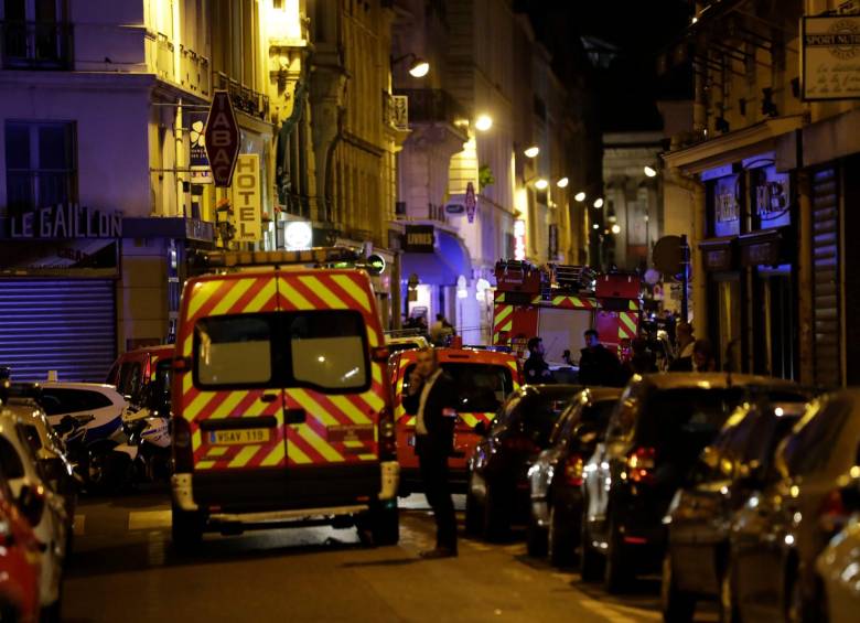 Ambulancias y policías fueron desplegados en la calle Saint Agustin, donde ocurrió el ataque. FOTO AFP