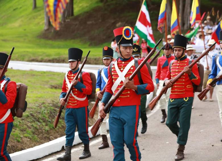 Militares rindieron homenaje a los gestores de la libertad que ganaron la batalla. FOTO Presidencia