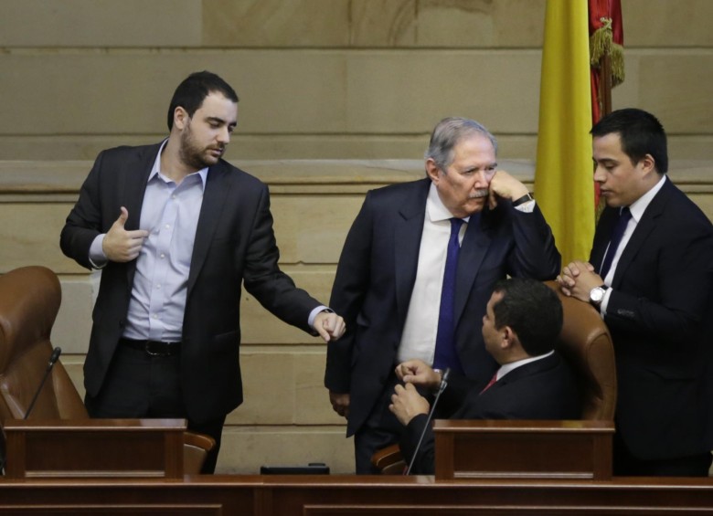 Aunque el ministro de Defensa, Guillermo Botero, ha sido uno de los más criticados, en el Congreso no avanzó la propuesta de moción de censura promovida por la oposición. FOTO Colprensa