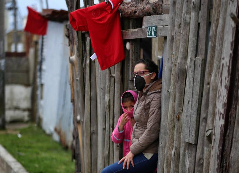Comunidad del Barrio San Luis en la Vía a la Calera. FOTO COLPRENSA