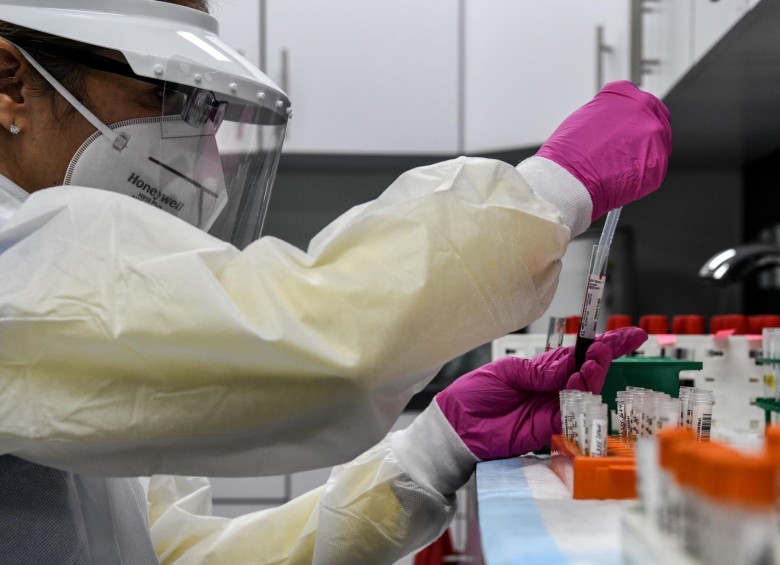 Un técnico de laboratorio clasifica muestras de sangre para el estudio de vacunación Covid-19 en los Centros de Investigación de Estados Unidos en Florida. FOTO AFP