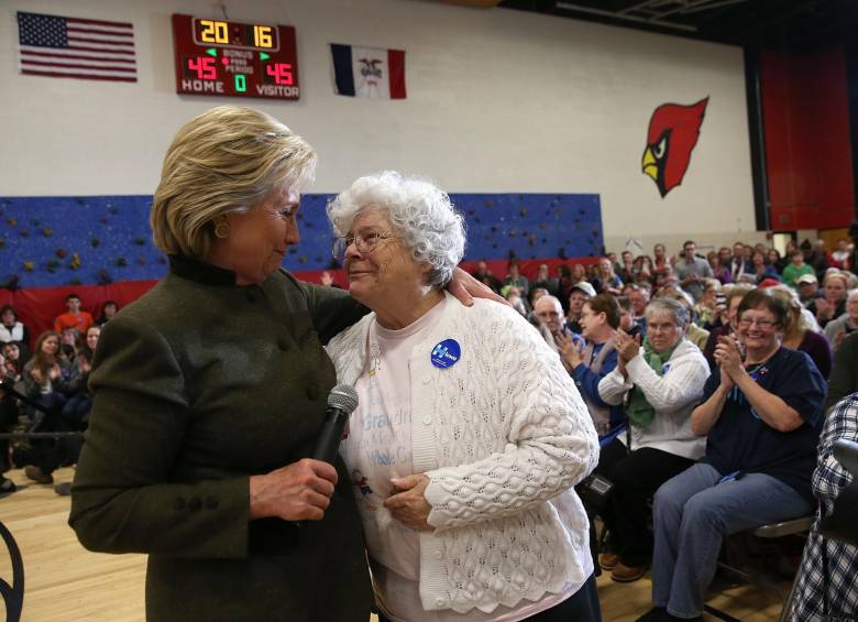 Hillary Clinton apela a la cercanía con la gente para revertir el fenómeno Sanders, que se acerca lentamente. 
