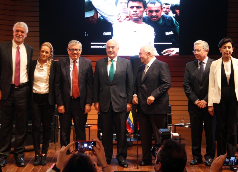 Al lanzamiento asistieron los expresidentes Belisario Betancur, Álvaro Uribe, César Gaviria Trujillo y Andrés Pastrana. FOTO COLPRENSA