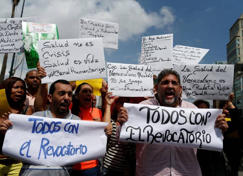 Cientos de venezolanos protestan en las calles a exigir el referendo revocatorio. FOTO REUTERS