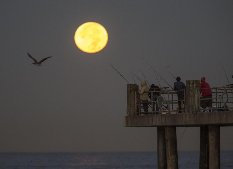 La luna del domingo en Redondo Beach, California, Estados Unidos. Foto AFP