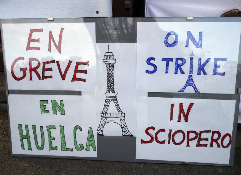 El principal símbolo de Francia, la torre Eiffel, se encuentra cerrada. FOTO AP