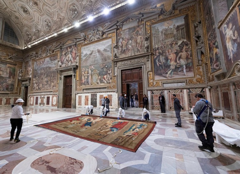 Los 10 tapices se exponen en los Museos Vaticanos en la sala de Rafael. 