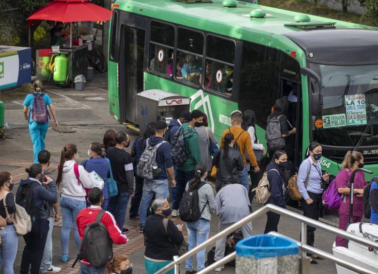A pesar de las advertencias, en varios sitios de Medellín se siguen observando casos de indisciplina social respecto a los riesgos de la pandemia. FOTO: EDWIN BUSTAMANTE,