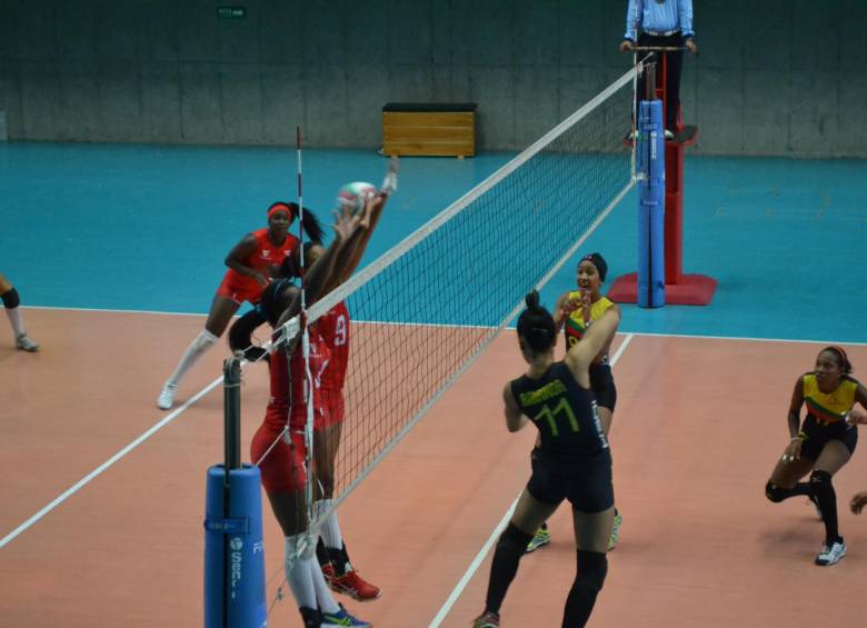 Valle y Bolívar se enfrentaron en la ronda previa en el Yesid. Ganó el equipo costeño por 3-0 (25-17, 25-11, 26-24). FOTO Cortesía