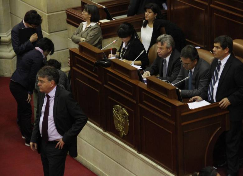 Luego de nueve horas de explicaciones, constancias, impedimentos, llamados a lista, ayer las comisiones económicas del Congreso aprobaron, en primer debate, la reforma tributaria. FOTO colprensa