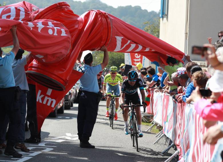 Según el director del Tour, Christian Prudhomme, un espectador arrancó uno de los motores que inyectan aire en la pancarta, por fortuna el incidente no pasó a mayores. Gran susto y oso. FOTO AFP