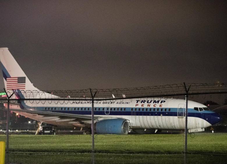 El avión de la campaña Trump - Pence se salió de la pista al aterrizar en Nueva York. FOTO AP