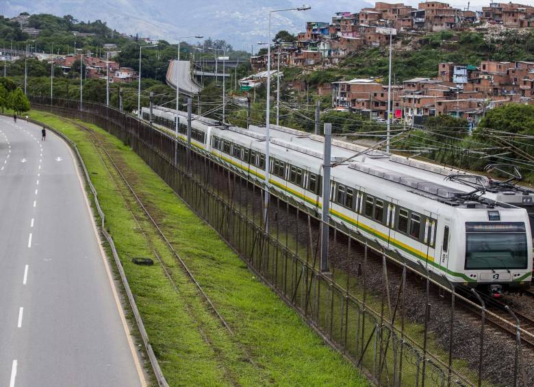 Trenes del sistema Metro a la altura de la estación Caribe. Atrás, Moravia y el puente de la Madre Laura. FOTO JAIME PÉREZ MUNÉVAR