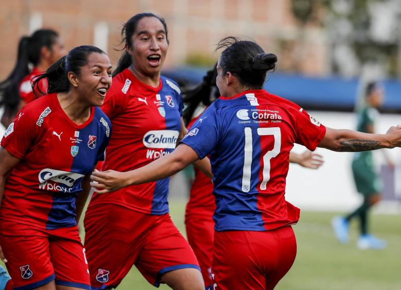 Las escarlatas celebraron su clasificación a semifinales. FOTO JAIME PÉREZ