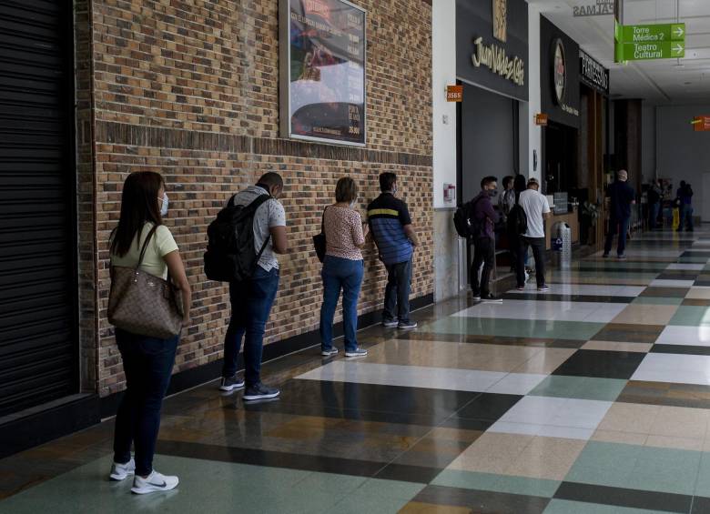 Soledad y pocas ventas en los centros comerciales de la ciudad por el coronavirus .Foto: Julio César Herrera E.