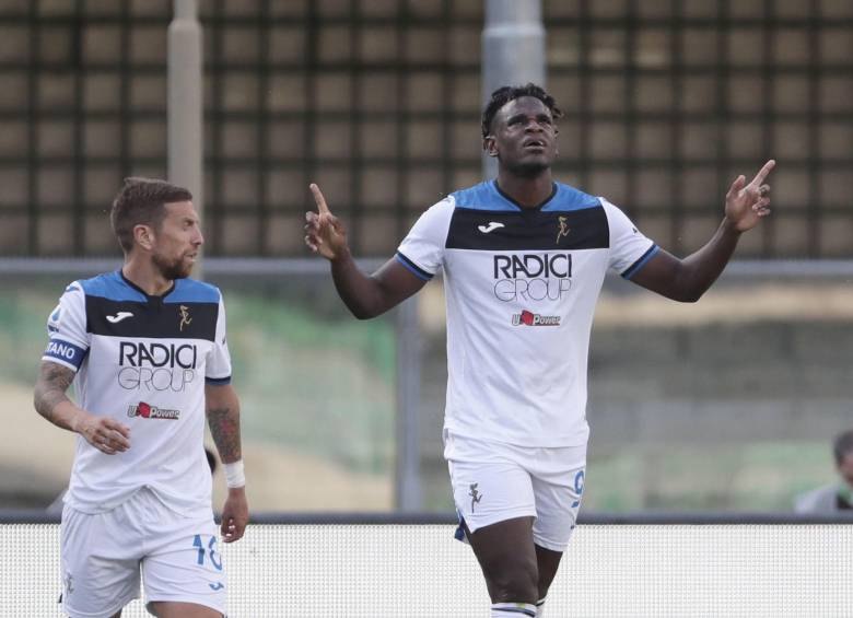 Duván Zapata y sus habituales festejos en Italia con Atalanta. FOTO EFES