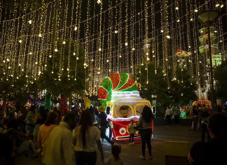 Envigado encendió hoy miércoles 18 de noviembre su alumbrado navideño, convirtiéndose en el primer municipio de Área Metropolitana en iluminar de colores sus calle y parques. Foto: Esteban Vanegas.