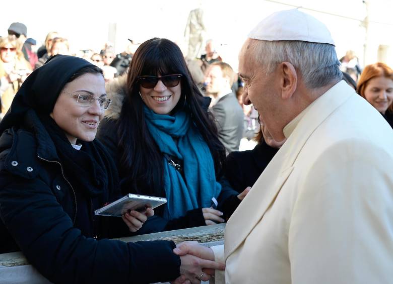 Sor Cristina le entregó el disco al Papa durante la audiencia general que el pontífice preside cada miércoles en la plaza de San Pedro. FOTO AFP