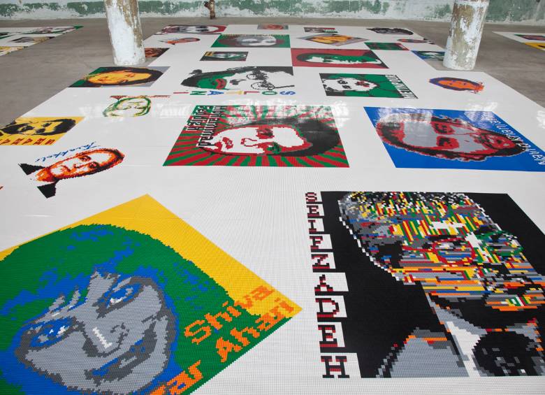 Retratos de 176 personas armados con figuras de Lego.