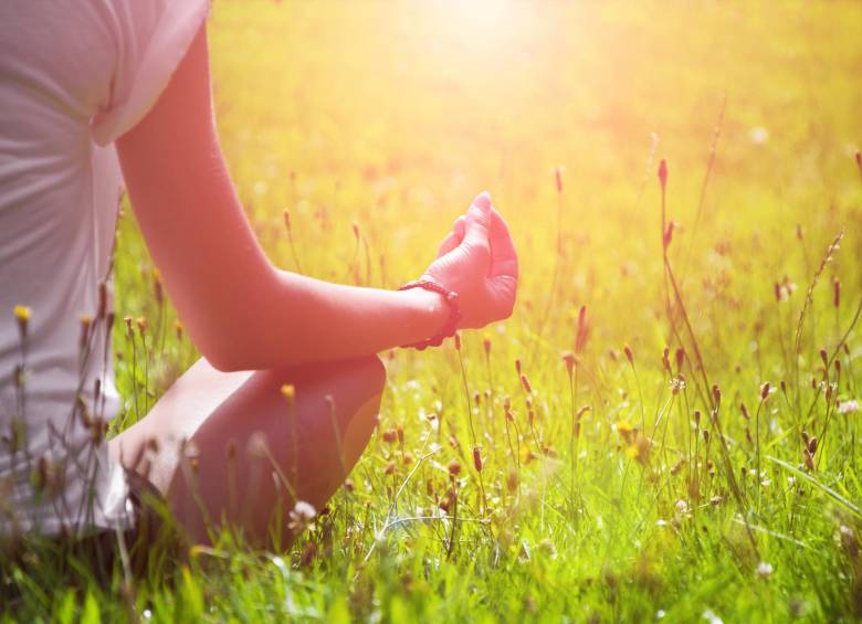 Para muchos lograr un estado de relajación o es fácil, los expertos recomiendan aprender a meditar y asistir a clases de yoga. FOTO Shutterstock