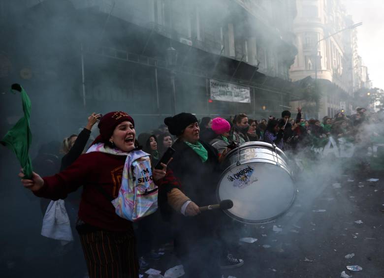 Mujeres festejan la aprobación de la despenalización del aborto por parte de la Cámara de Diputados. FOTO EFE