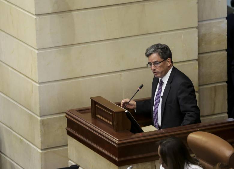 El ministro de Hacienda, Alberto Carrasquilla, indicó que el monto aprobado para el presupuesto de 2019 tiene un faltante de 25 billones de pesos. Foto Cortesía MinHacienda