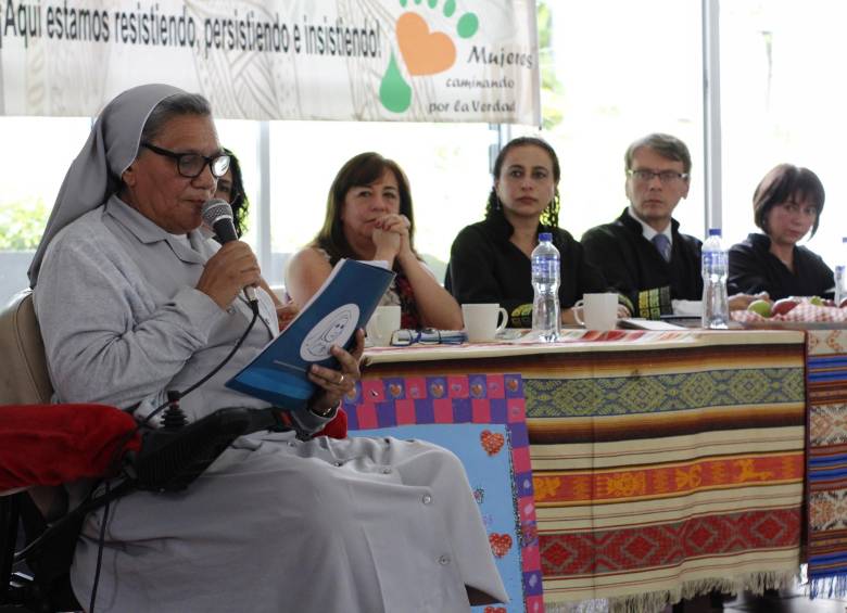 Organizaciones de víctimas de la Comuna 13 entregaron informes a los magistrados de la JEP. FOTO Yhobán Hernández / IPC