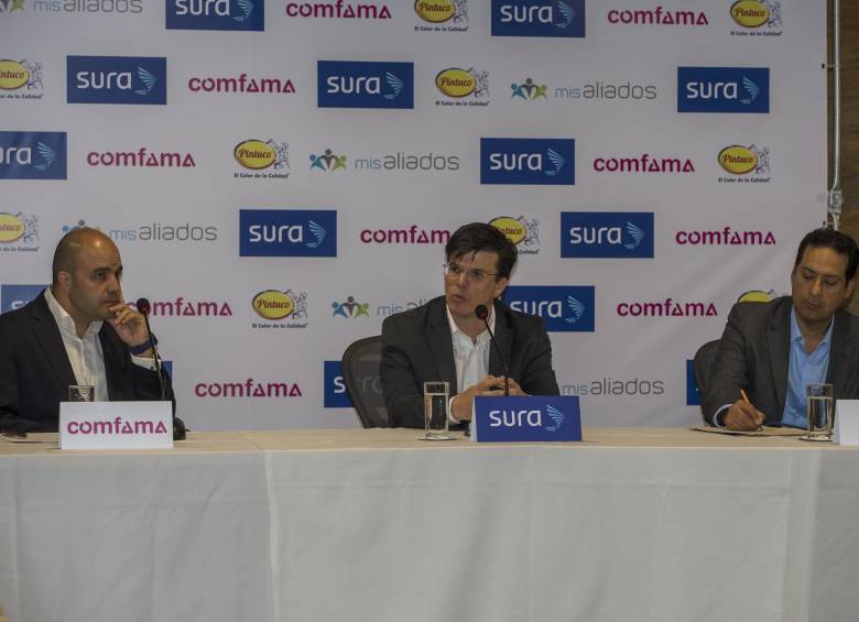 David Escobar, presidente de Comfama; Juan David Escobar, presidente de Seguros Sura; y Juan Carlos Moreno, presidente de Pintuco. Foto Julio César Herrera